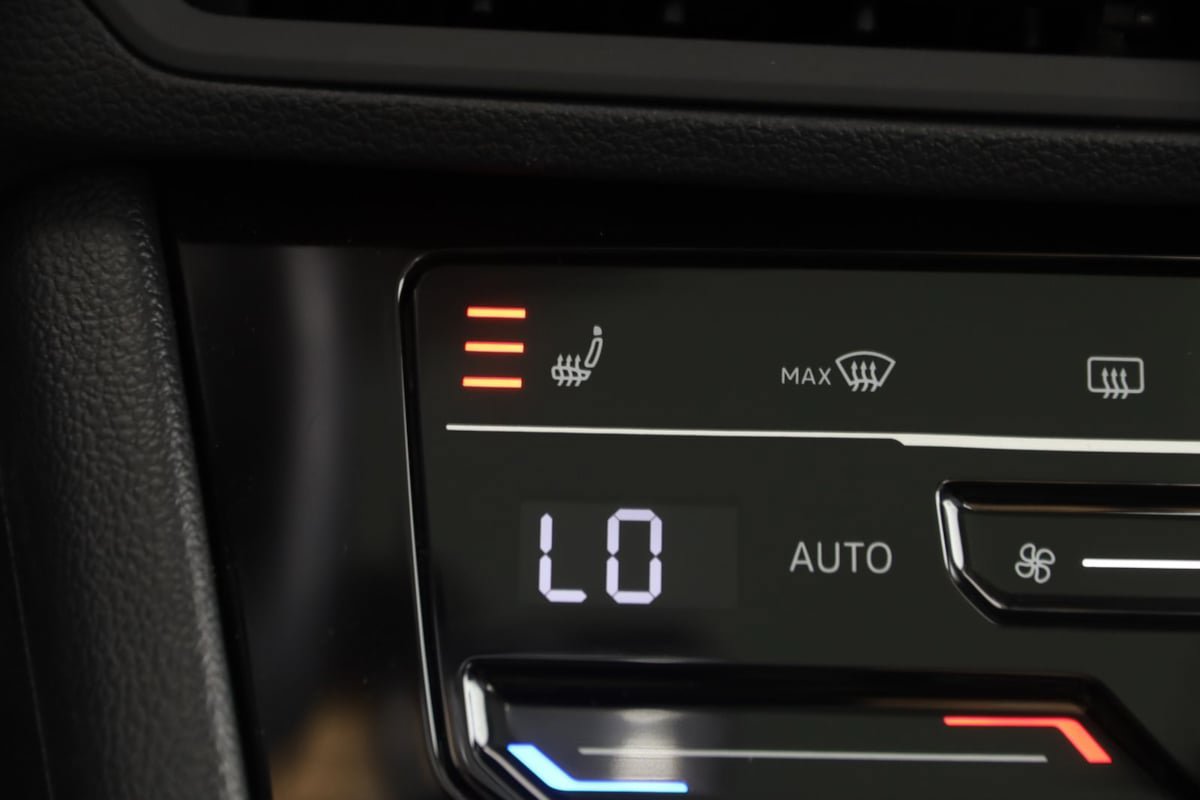 Used 2025 Volkswagen Jetta SE w/ Sunroof Package FWD image 8