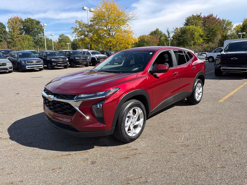 Used 2025 Chevrolet Trax LS w/ LS Convenience Package FWD image 5