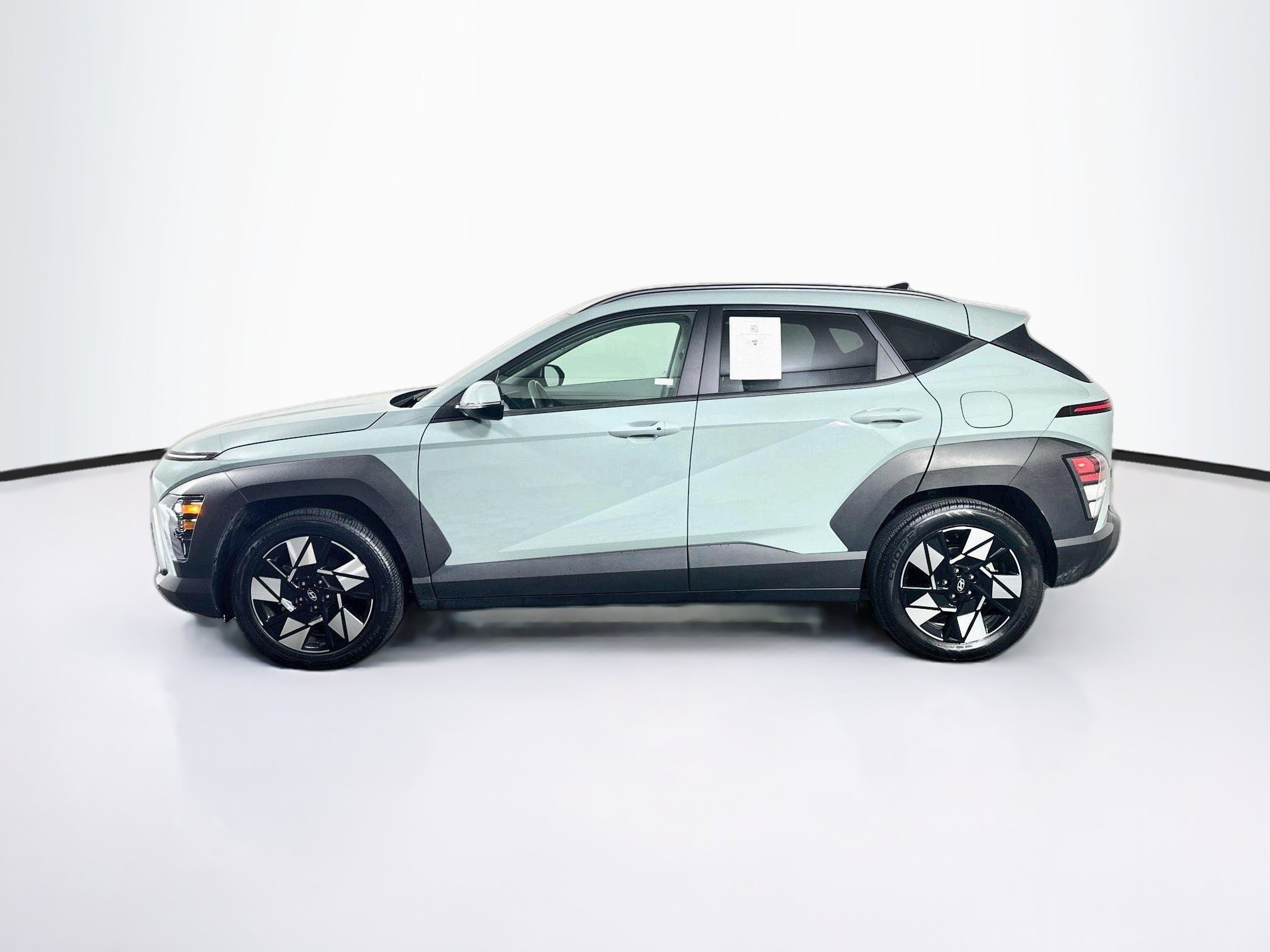 Used 2025 Hyundai Kona SEL FWD image 4