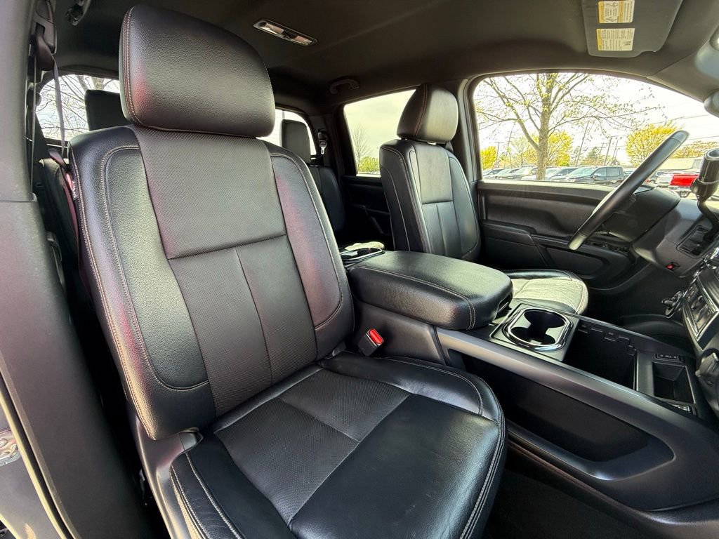 Used 2018 Nissan Titan SL w/ Midnight Edition AWD/4WD image 31