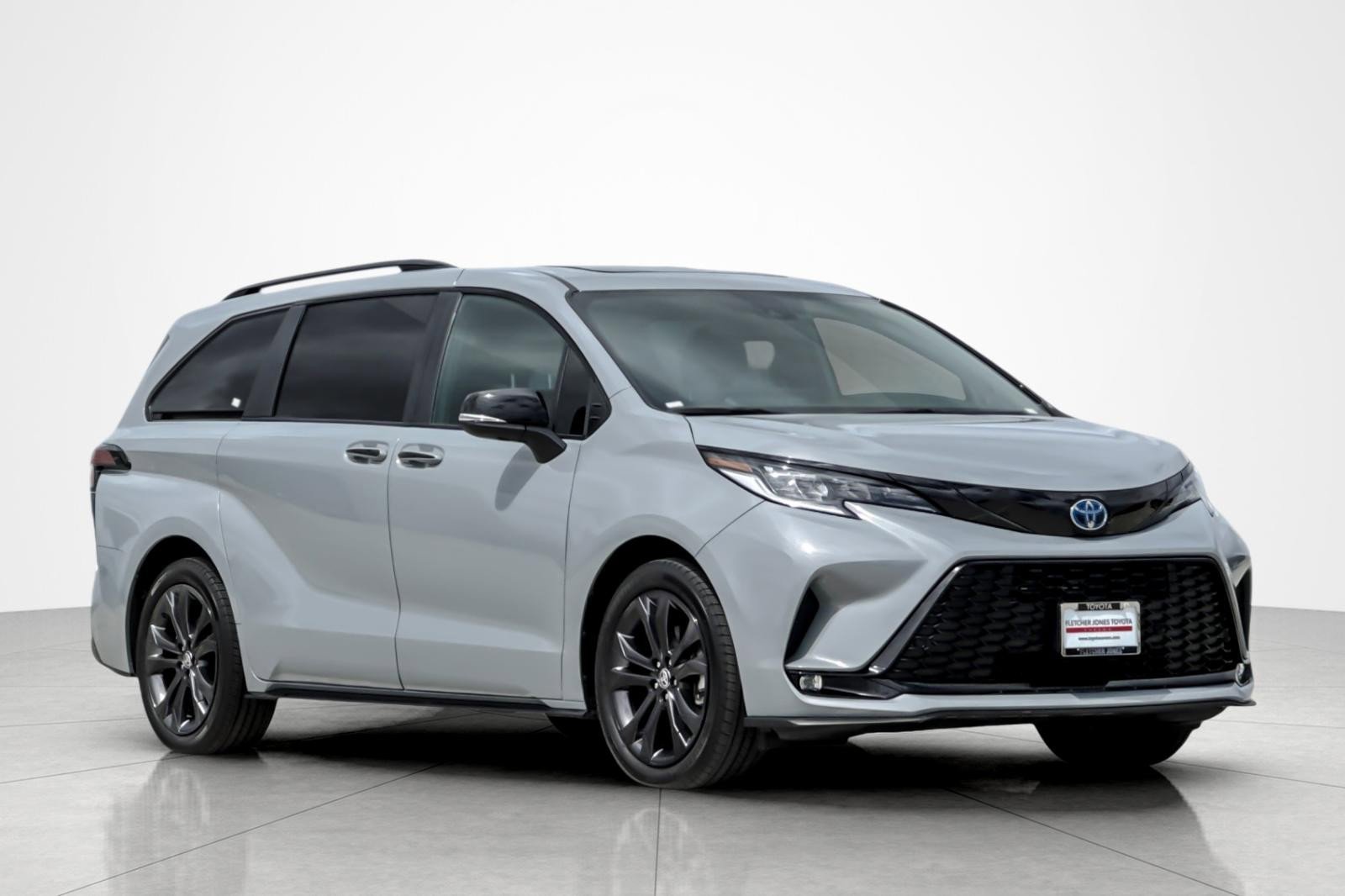 Used 2025 Toyota Sienna XSE w/ XSE Premium Package FWD image 7