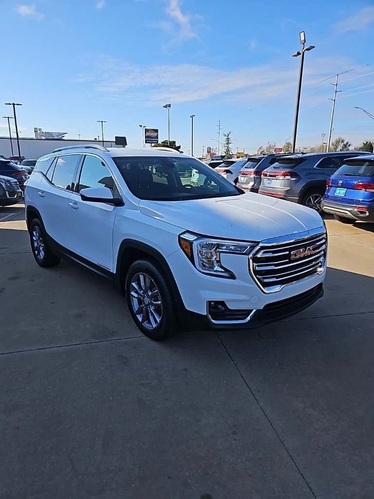 Used 2024 GMC Terrain SLT image 3