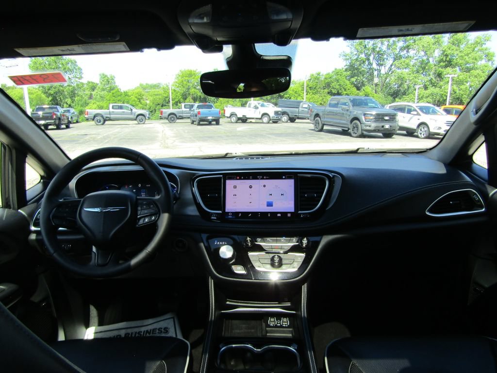 Used 2022 Chrysler Pacifica Limited w/ Uconnect Theater Family Group FWD image 16