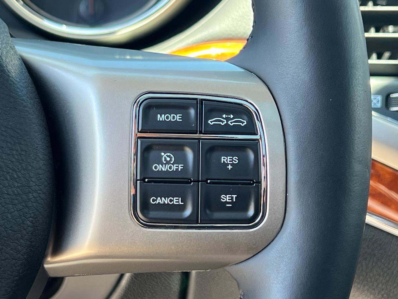 Used 2013 Jeep Grand Cherokee Overland w/ Advance Technology Group AWD/4WD image 21