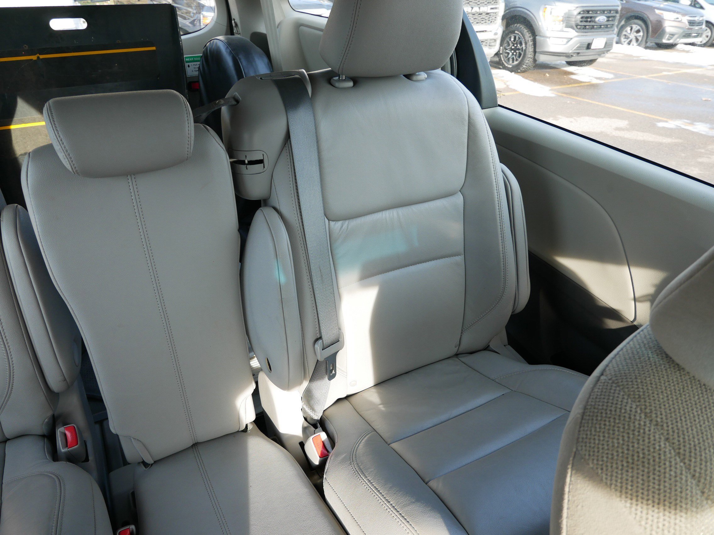 Used 2015 Toyota Sienna L image 14