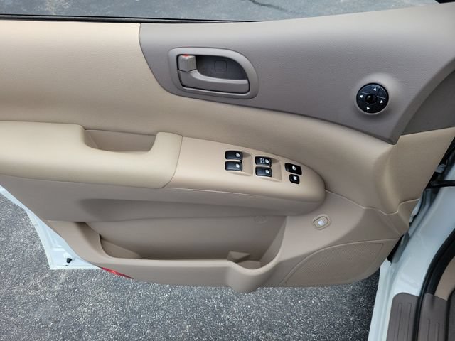 Used 2012 Kia Sedona LX FWD image 12