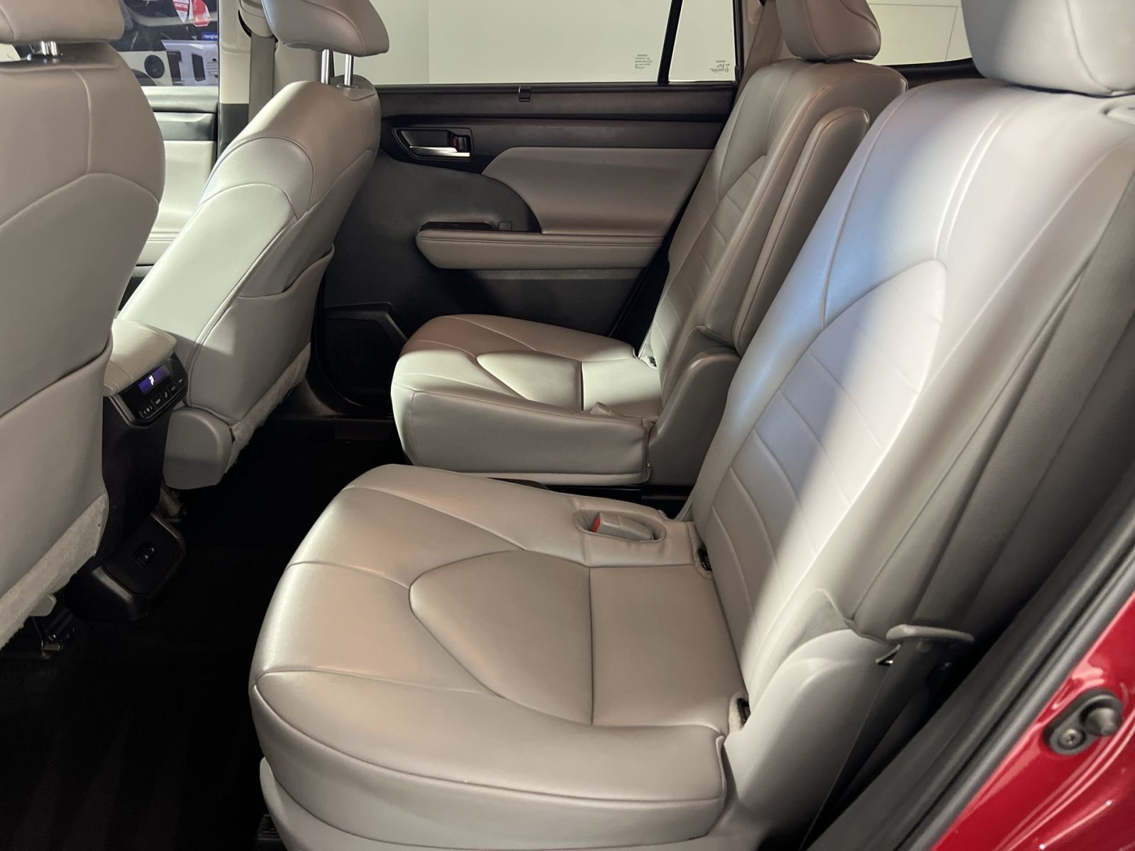 Used 2022 Toyota Highlander XLE AWD/4WD image 25