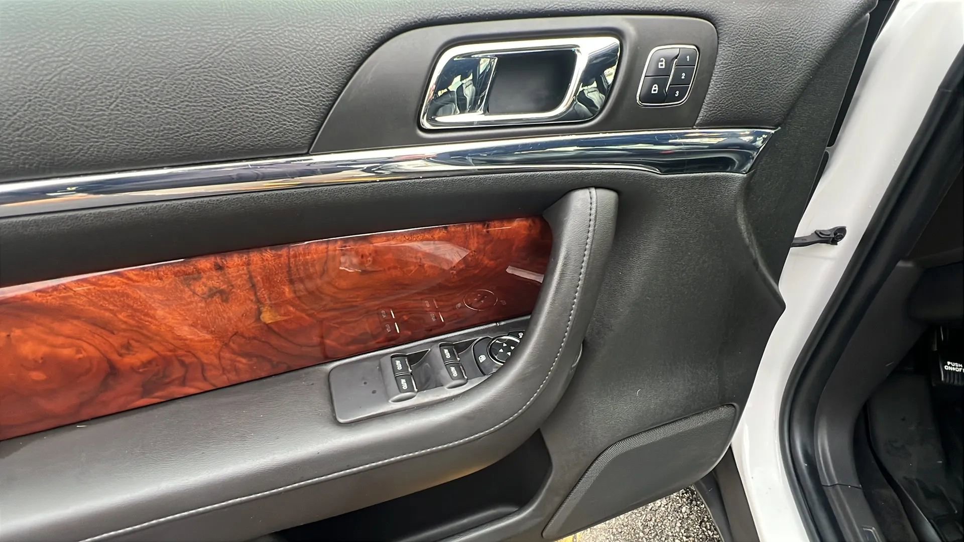 Used 2015 Lincoln MKS AWD w/ Equipment Group 101A image 22