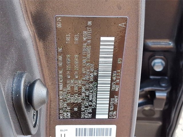 Used 2024 Toyota Highlander LE image 27