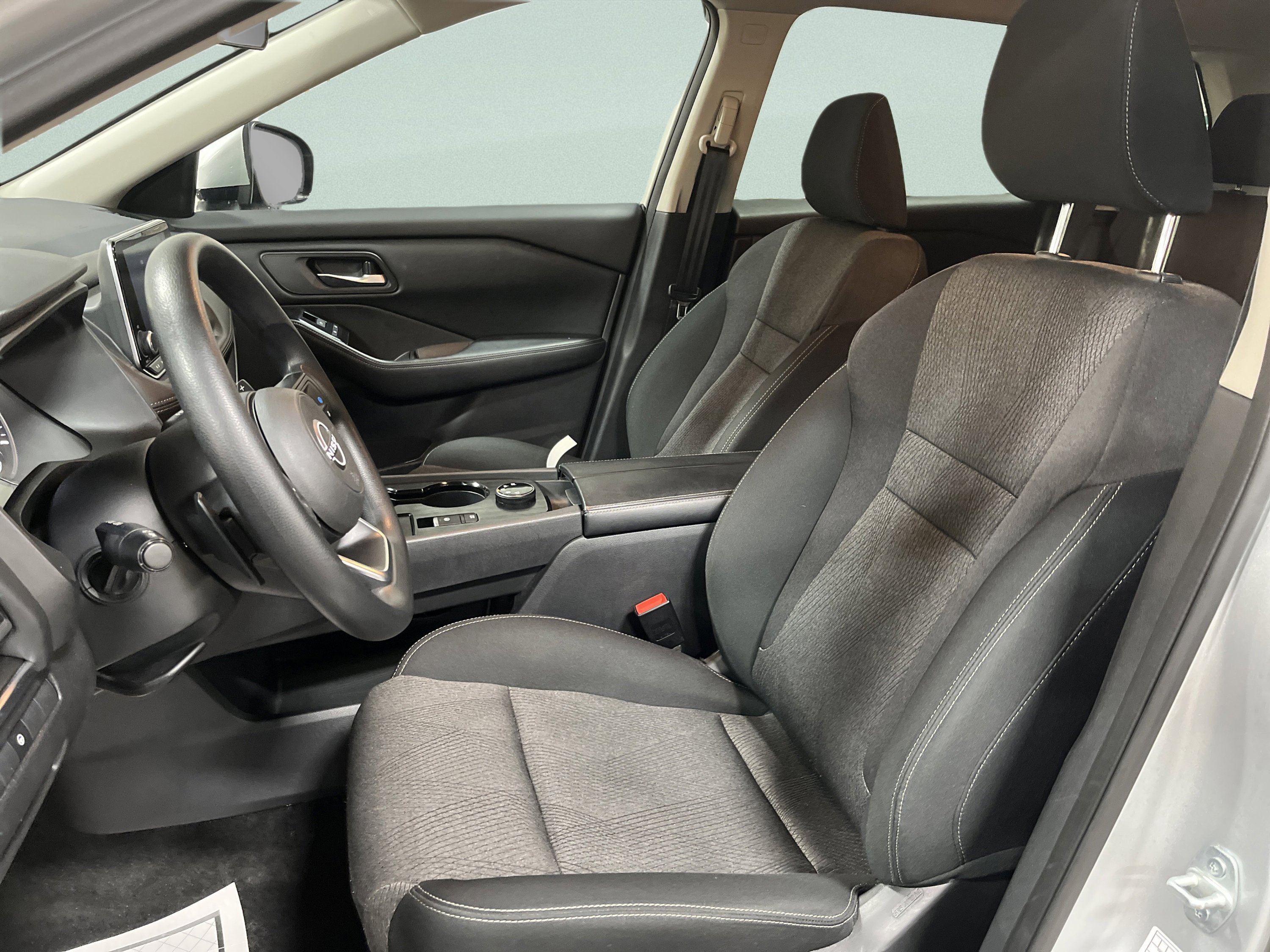 Used 2024 Nissan Rogue SV image 9