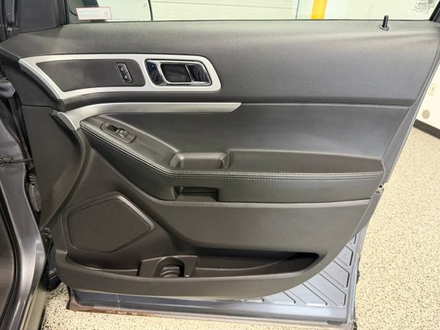 Used 2014 Ford Explorer XLT w/ Equipment Group 201A AWD/4WD image 21