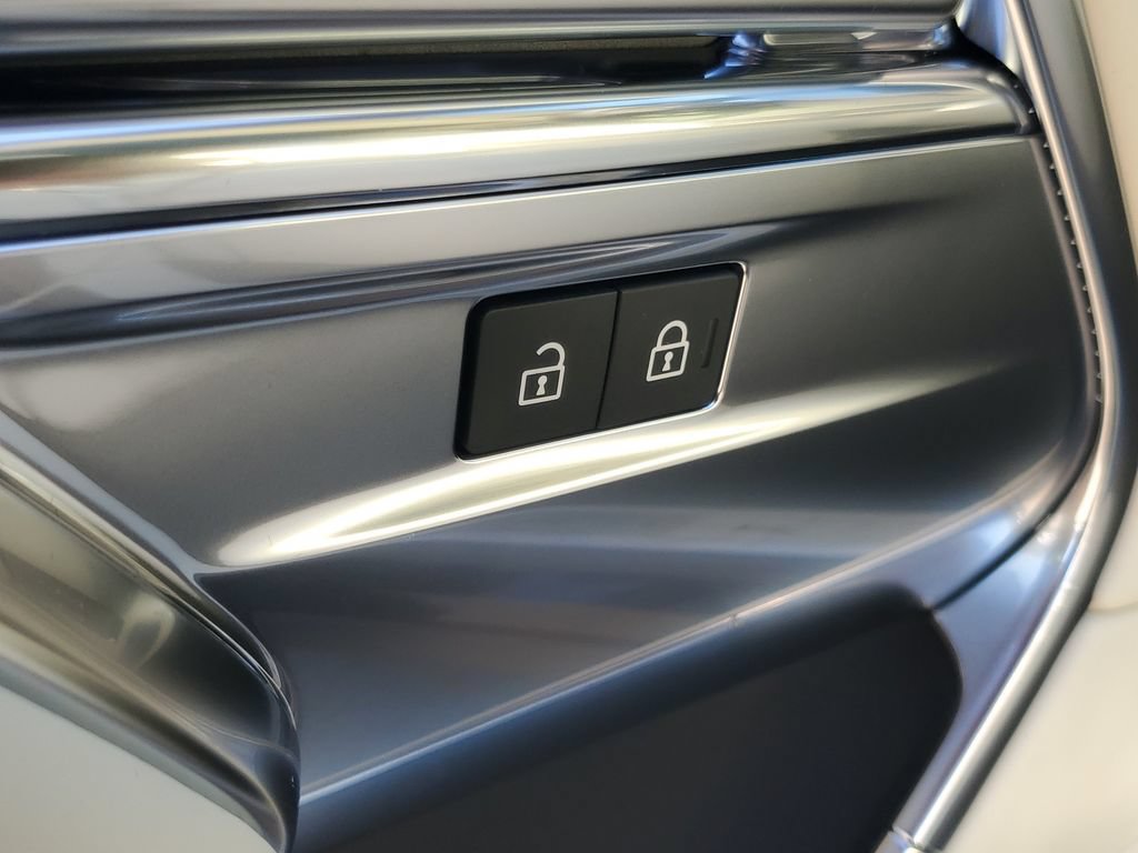 New 2026 Land Rover Range Rover Long Wheelbase SE AWD/4WD image 10