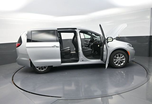 New 2026 Chrysler Pacifica Select image 34