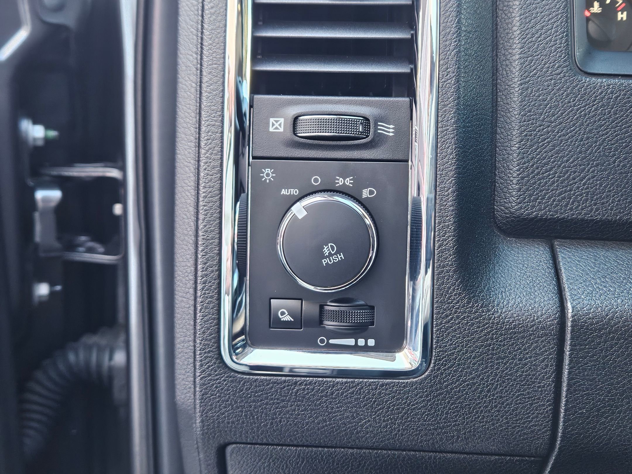 Used 2018 RAM 1500 Laramie w/ Convenience Group image 19