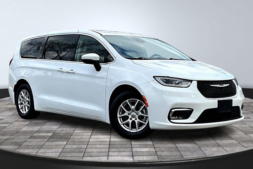 Used 2023 Chrysler Pacifica Touring-L image 3