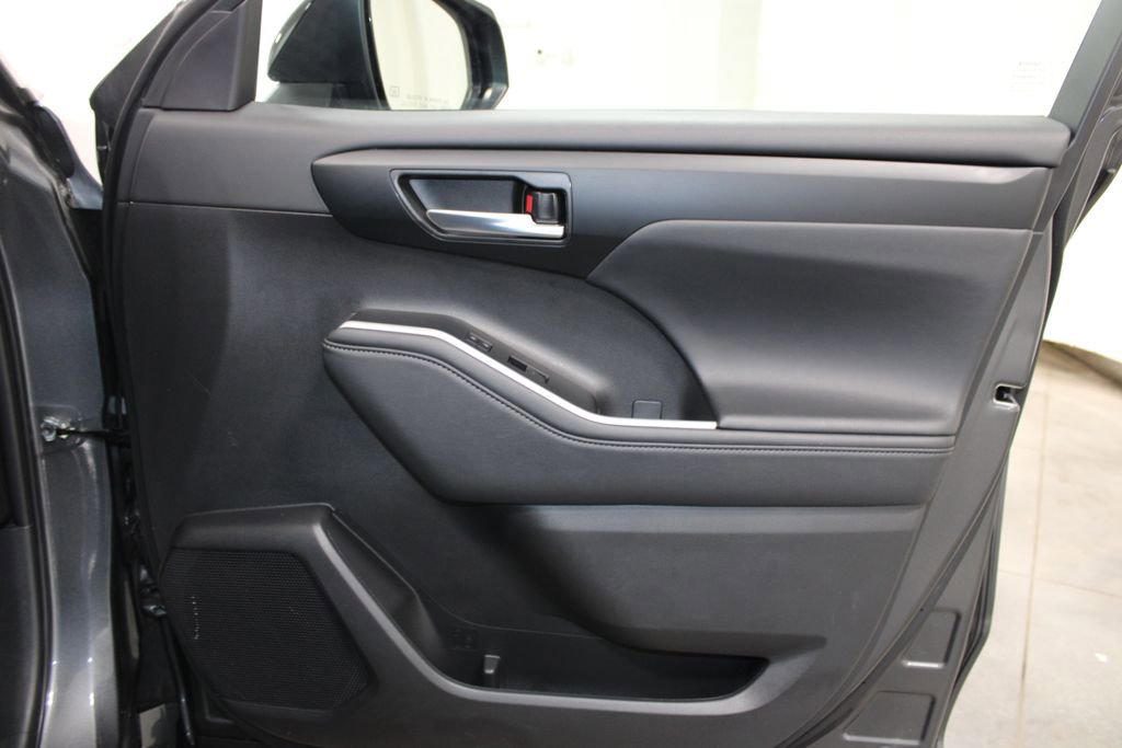 Used 2025 Toyota Highlander XSE image 40