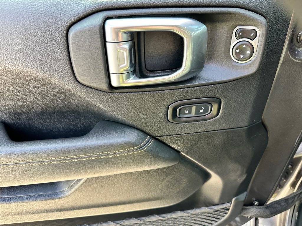 Used 2025 Jeep Wrangler Unlimited Sahara image 17