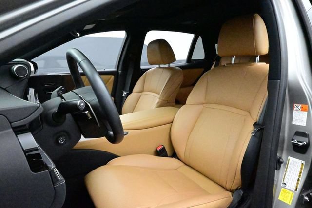 Used 2025 Lexus LS 500 w/ Accessory Package (Z1) RWD image 5