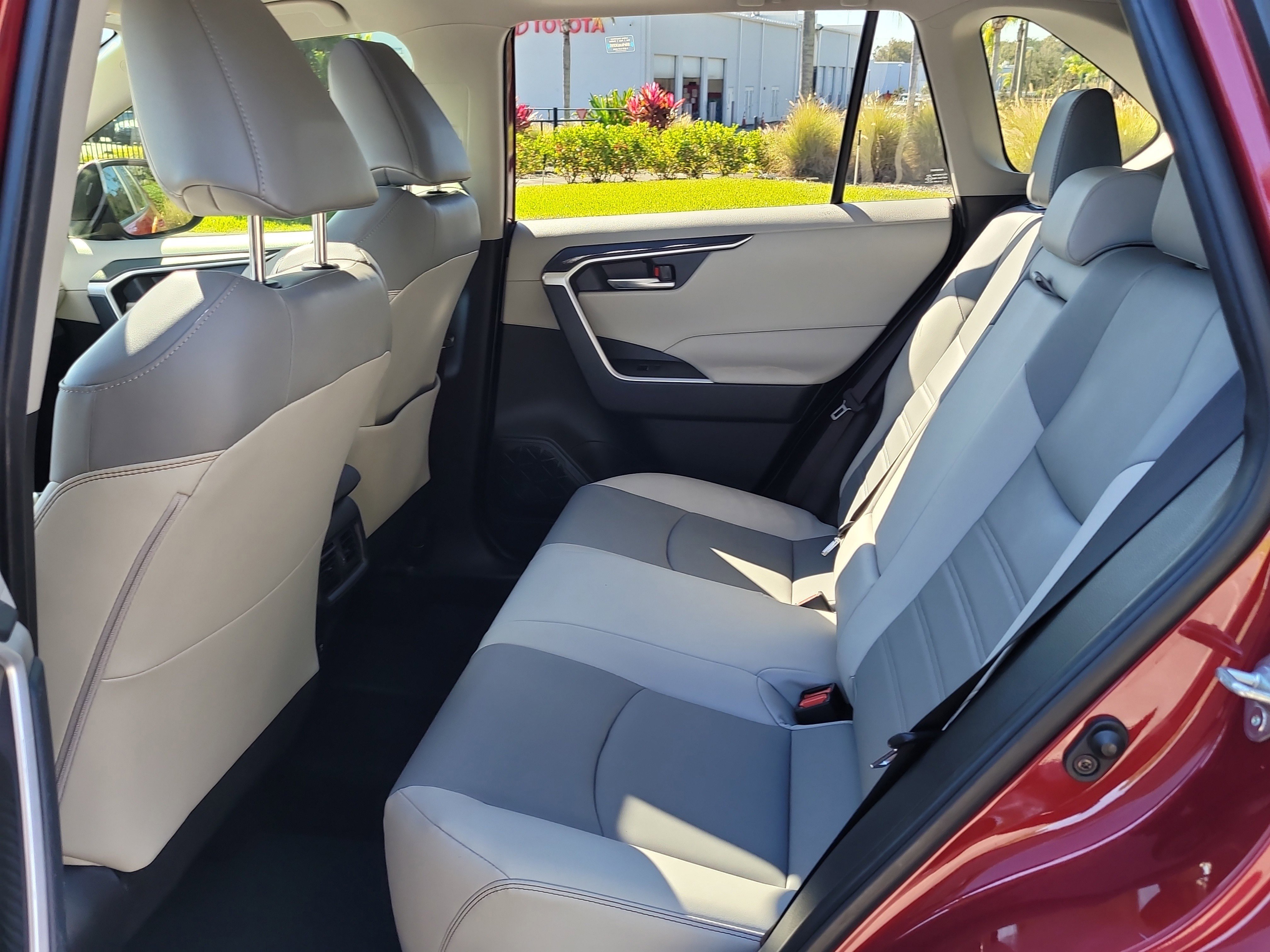 Used 2020 Toyota RAV4 XLE Premium image 15