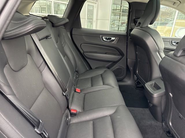 Used 2022 Volvo XC60 B5 Momentum image 32