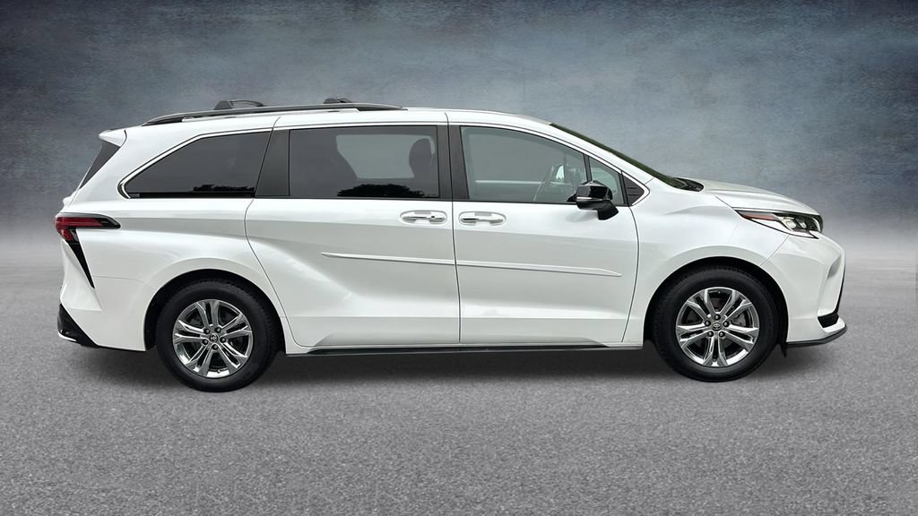 Used 2023 Toyota Sienna XSE AWD/4WD image 32