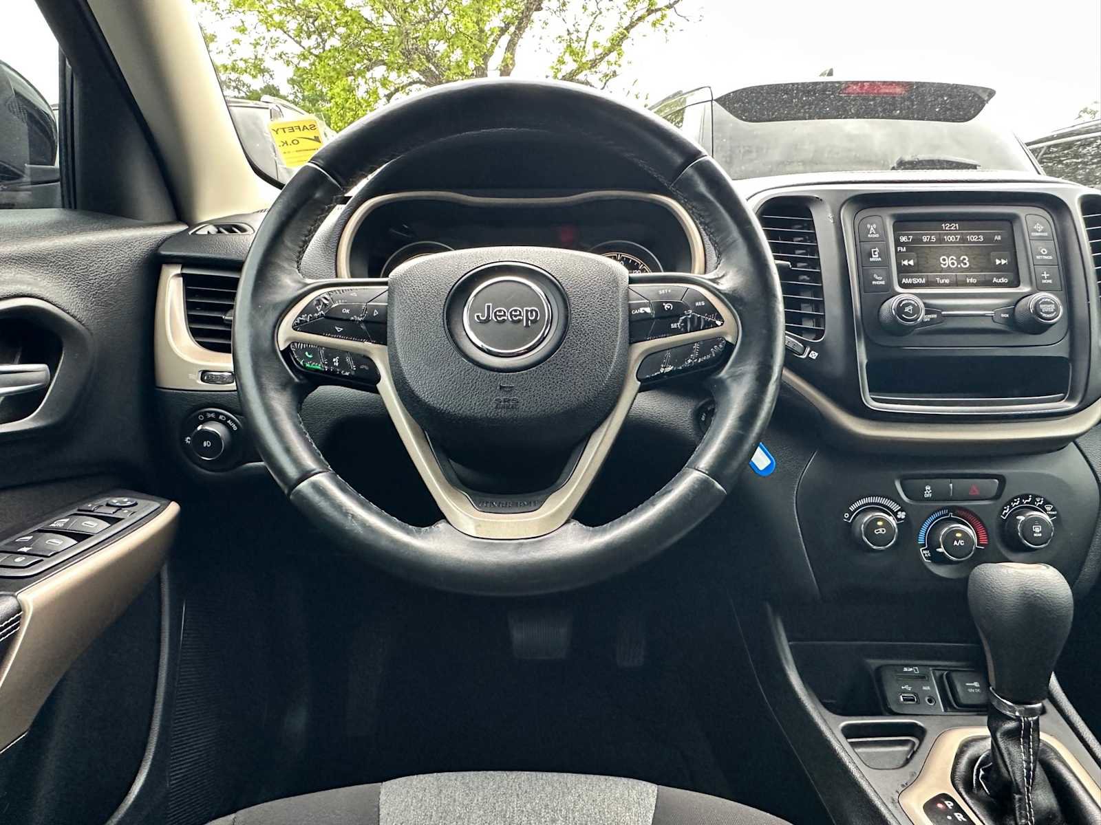 Used 2018 Jeep Cherokee Latitude w/ Altitude Package FWD image 21