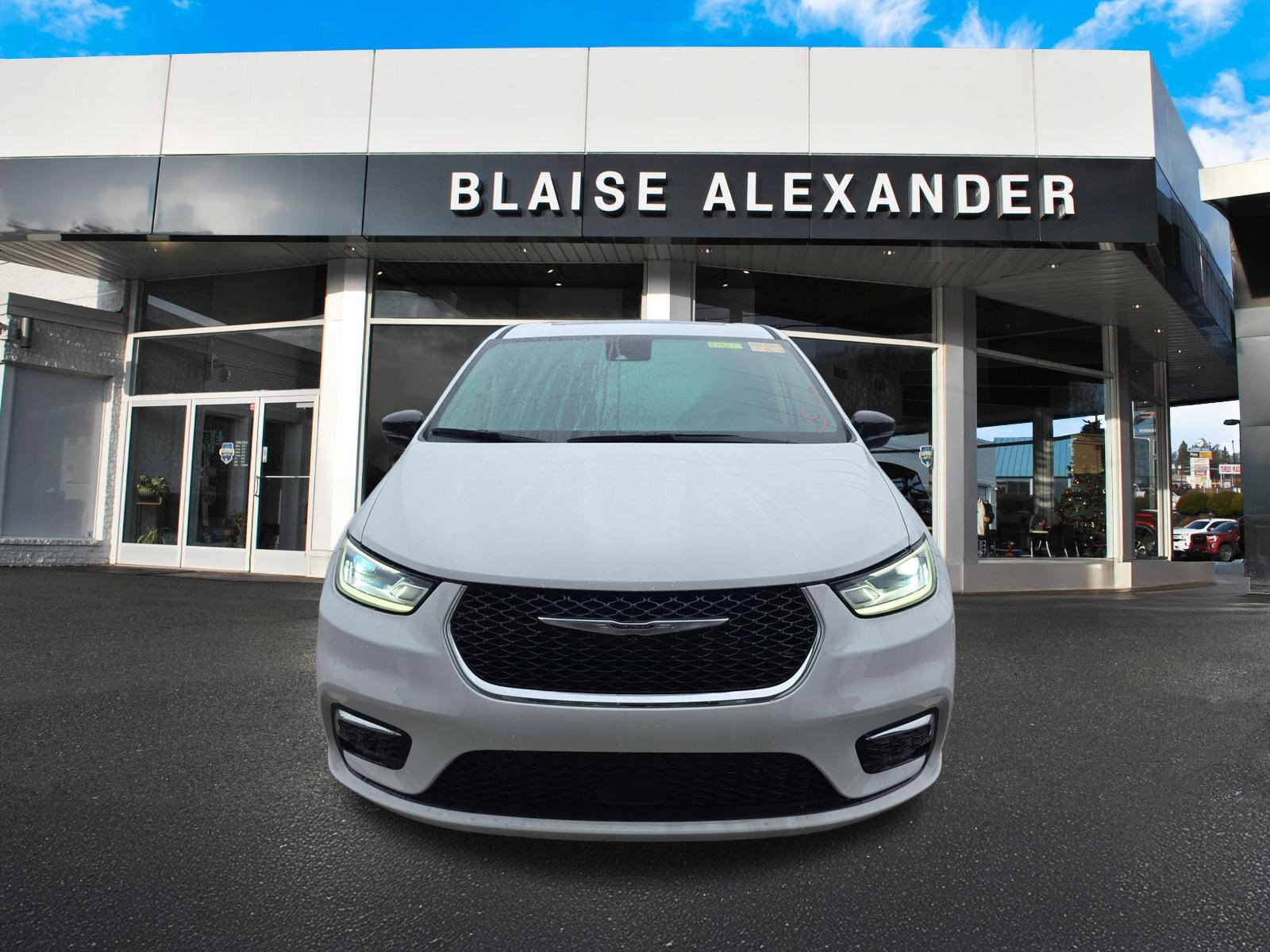 Used 2024 Chrysler Pacifica Limited image 10