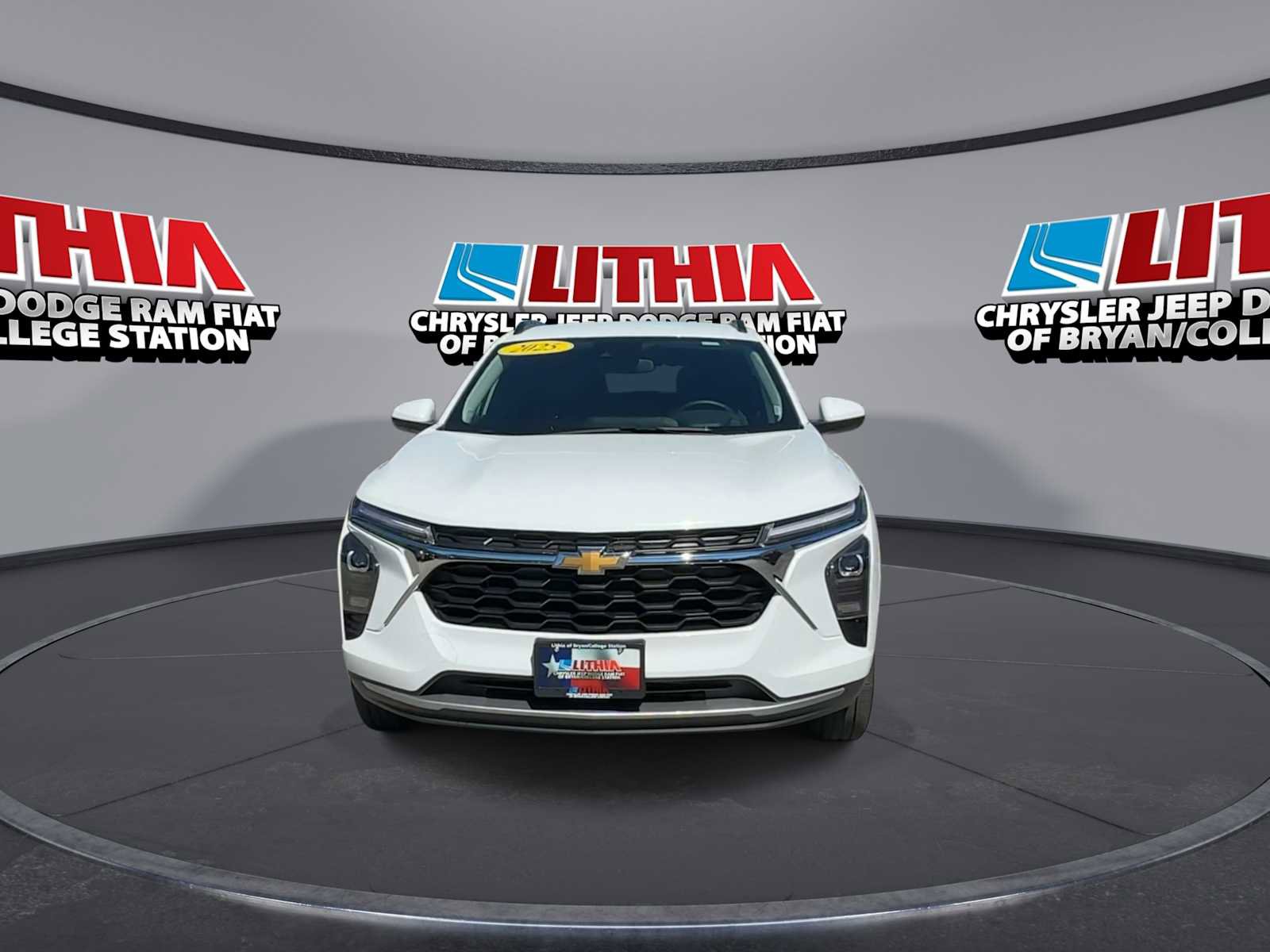 Used 2025 Chevrolet Trax LT w/ LT Convenience Package image 3