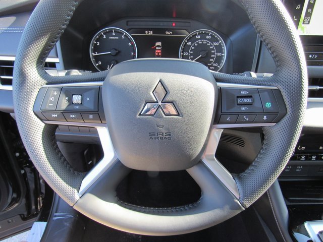 New 2025 Mitsubishi Outlander SE image 21