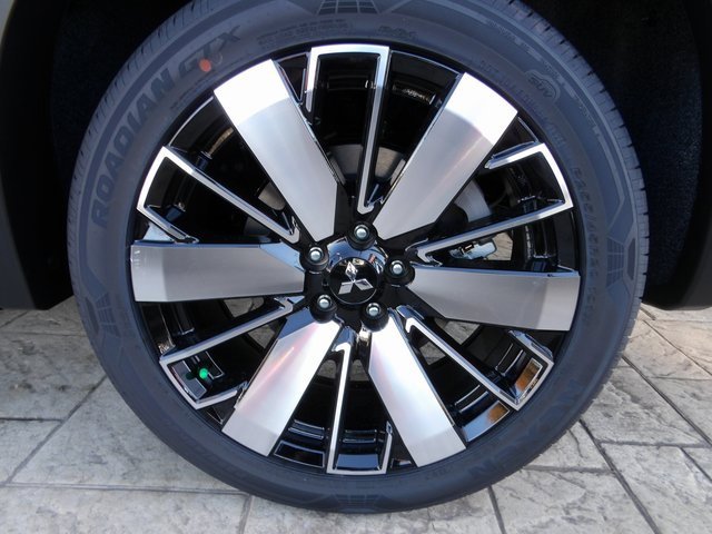 New 2025 Mitsubishi Outlander SE image 12