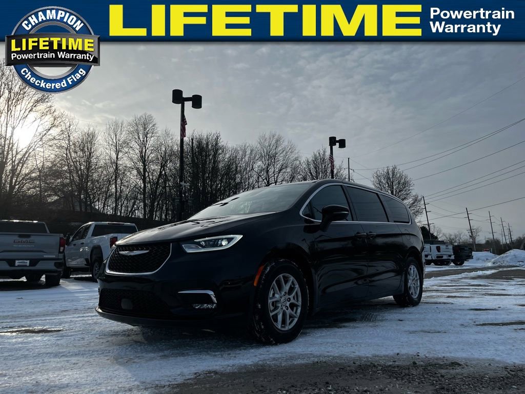 Used 2025 Chrysler Pacifica Select