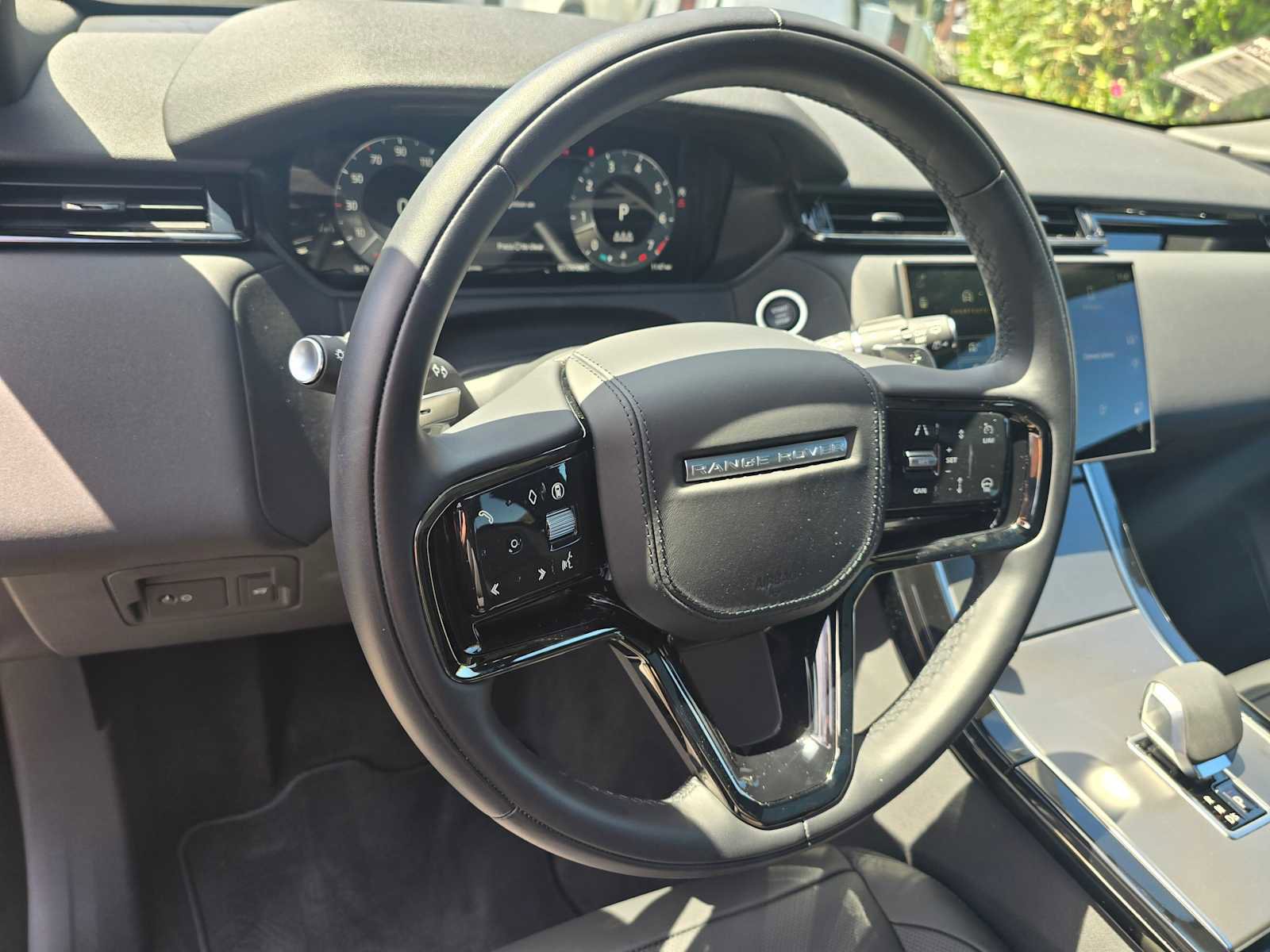 Certified 2025 Land Rover Range Rover Velar Dynamic SE image 26