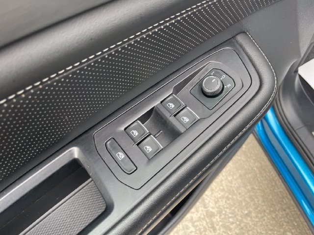 Used 2024 Volkswagen Atlas Cross Sport SE FWD image 21