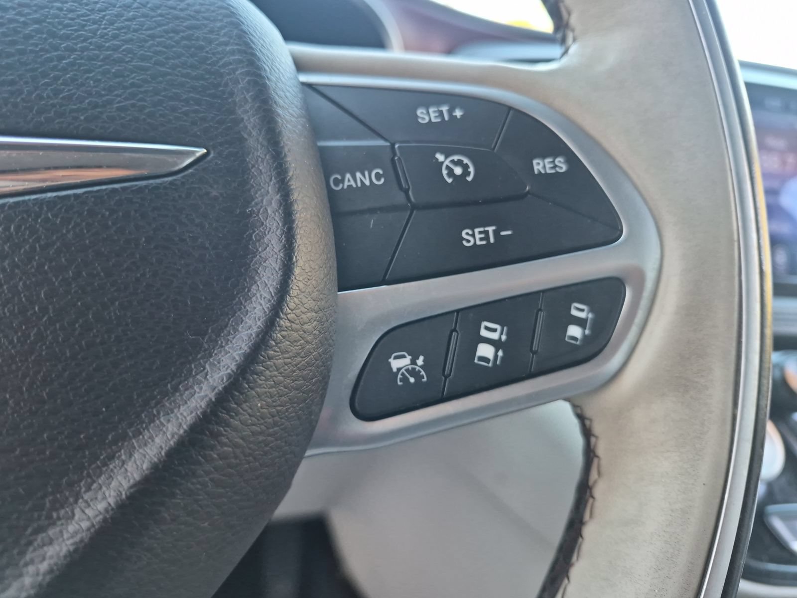 Used 2017 Chrysler Pacifica Limited FWD image 21