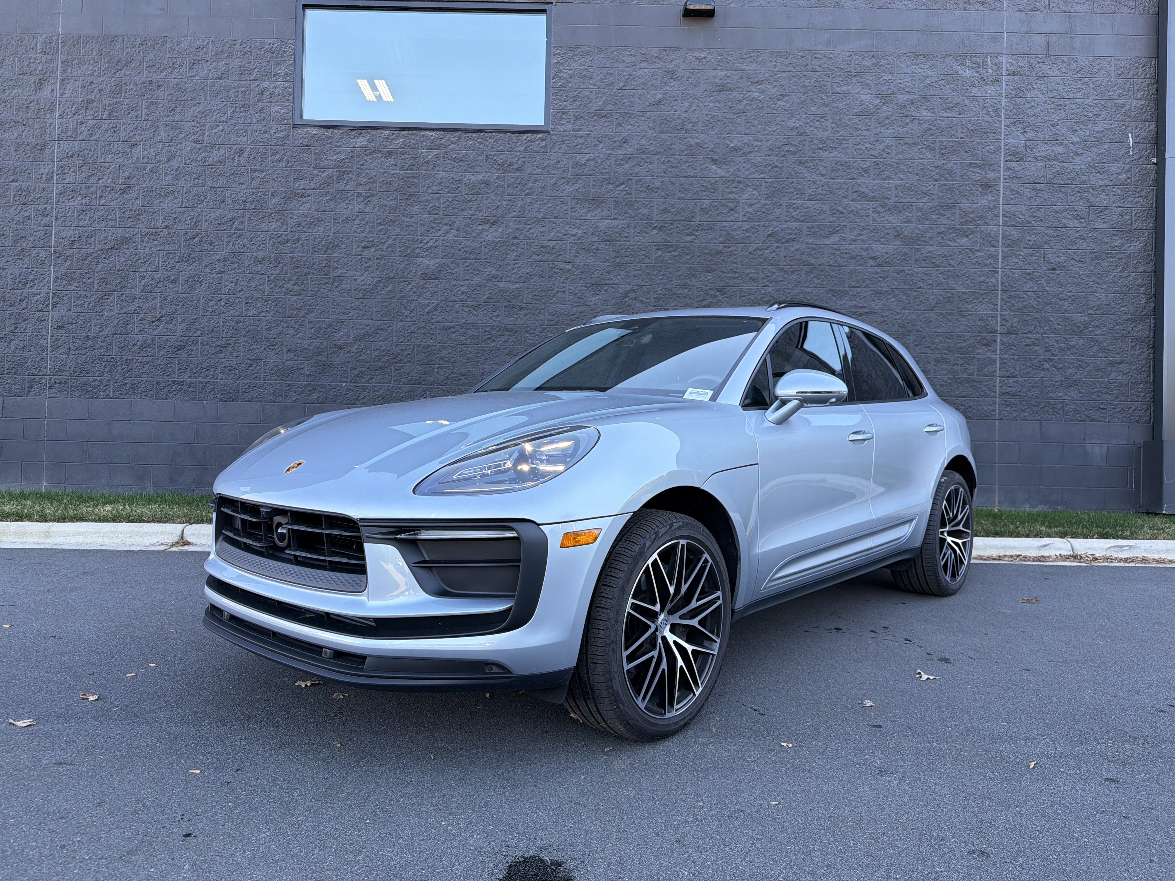 Certified 2025 Porsche Macan image 1