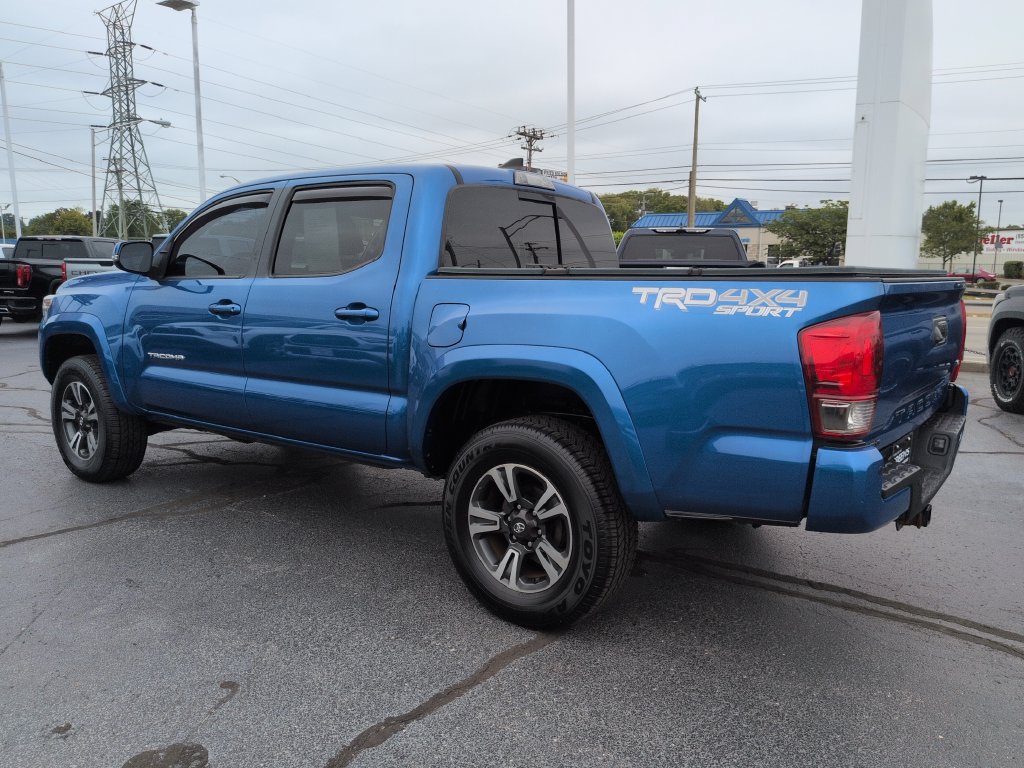 Used 2017 Toyota Tacoma TRD Sport AWD/4WD image 3