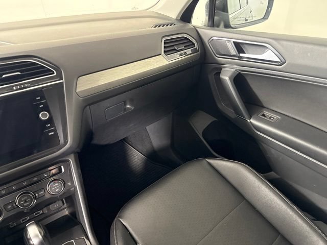 Used 2018 Volkswagen Tiguan SEL AWD/4WD image 30