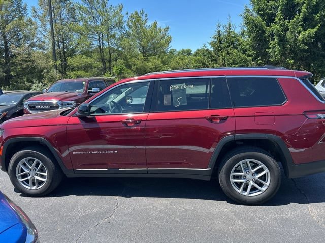Used 2023 Jeep Grand Cherokee L Laredo w/ Luxury Tech Group I AWD/4WD image 2