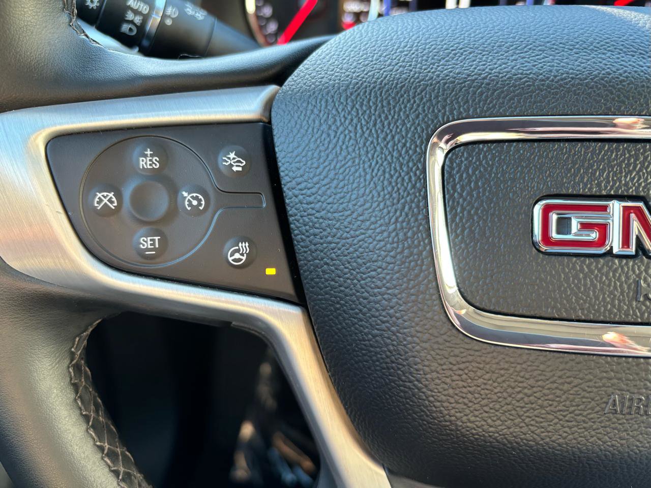 Used 2023 GMC Acadia SLT w/ Elevation Edition image 29