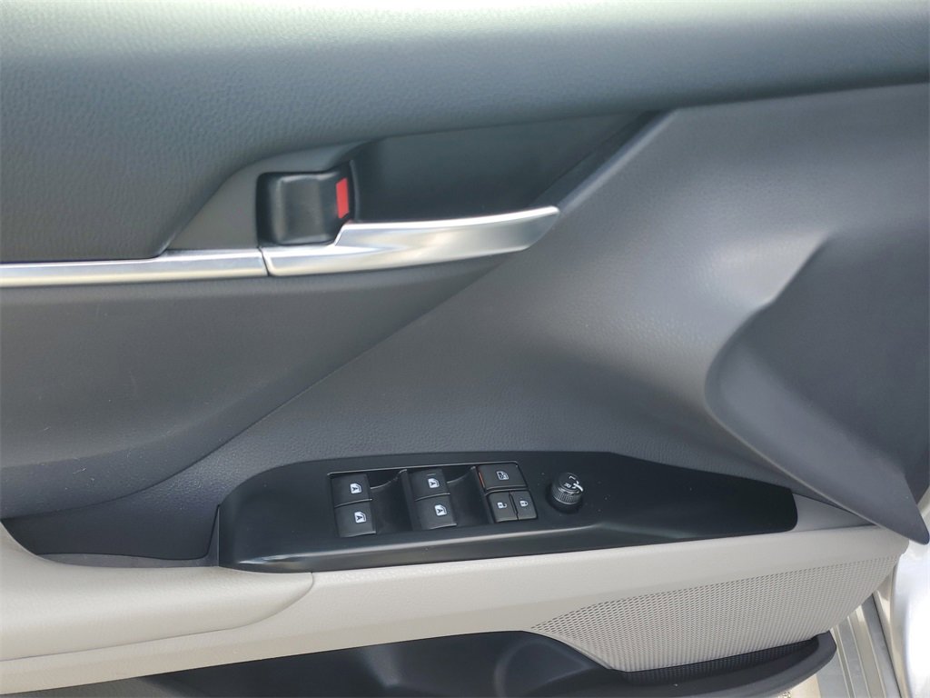 Used 2018 Toyota Camry LE image 17