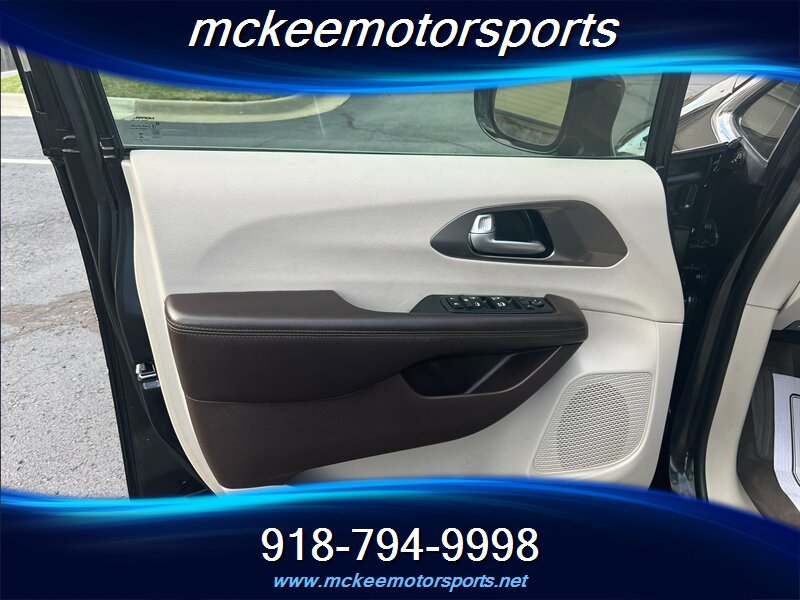 Used 2018 Chrysler Pacifica Touring-L FWD image 12