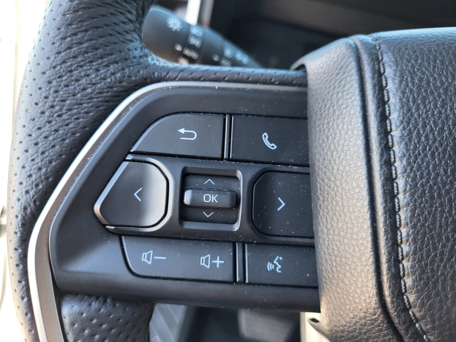 Certified 2025 Toyota Tacoma SR5 image 25