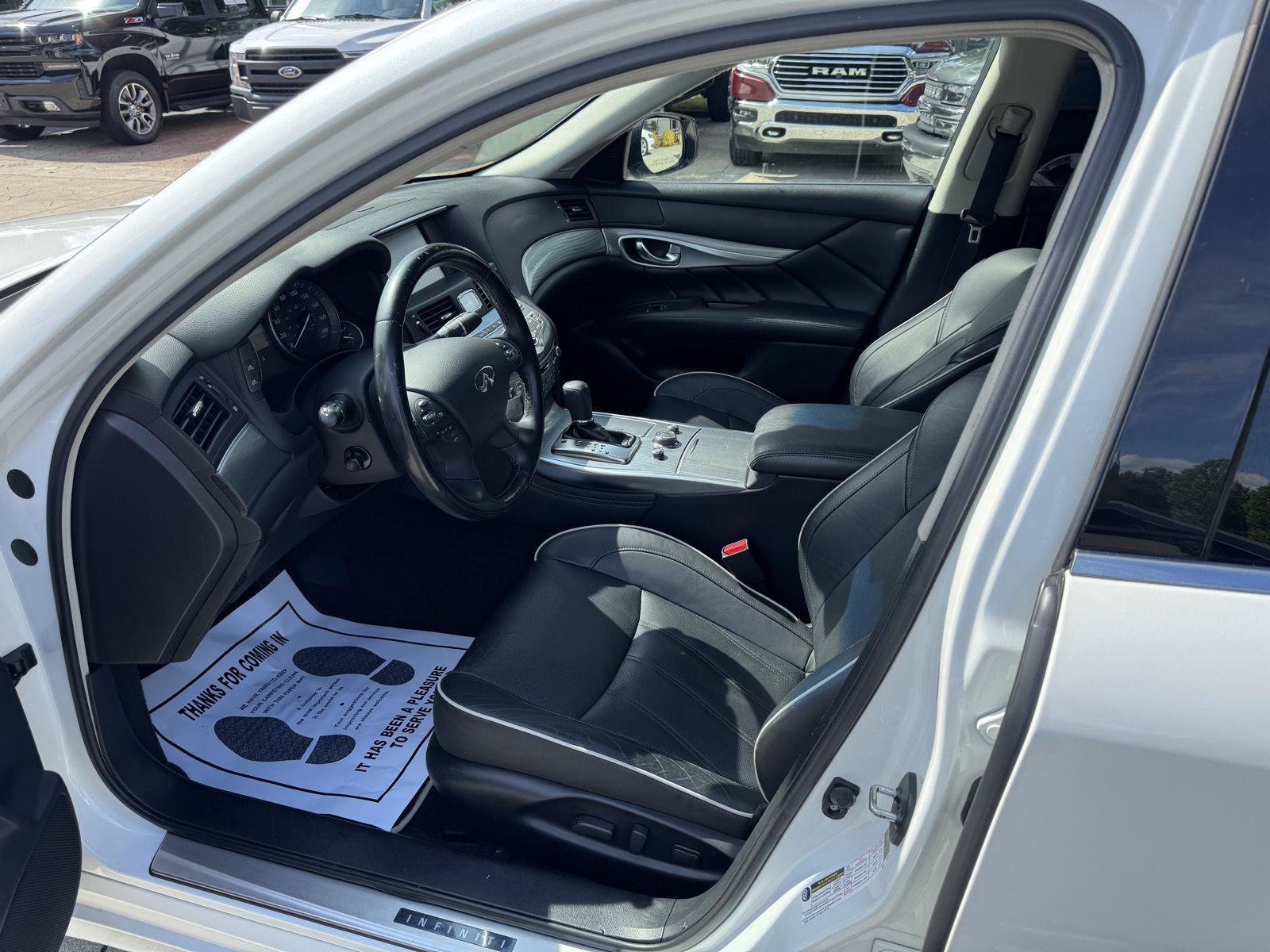 Used 2018 INFINITI Q70 Luxe RWD image 2