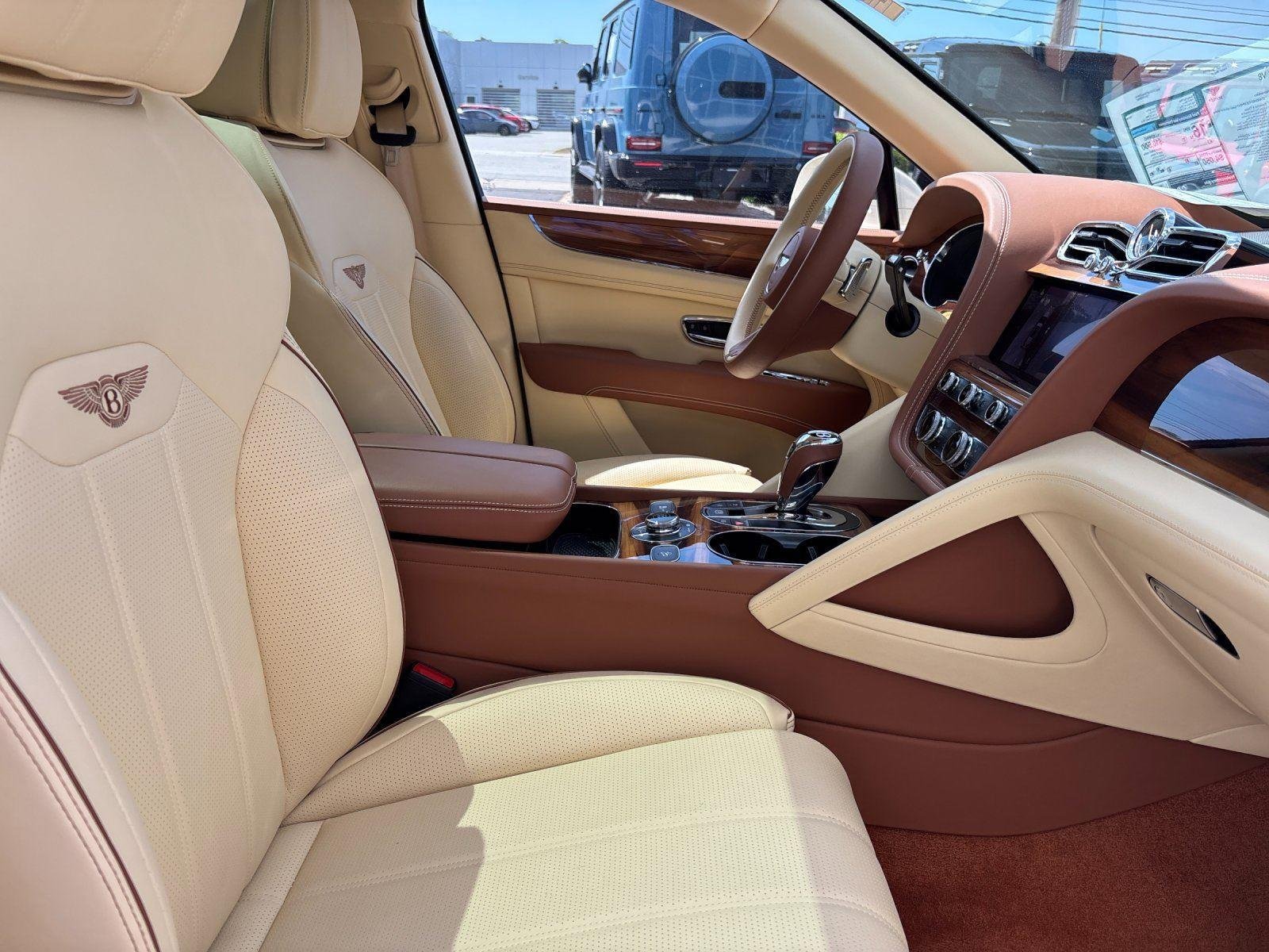 Used 2024 Bentley Bentayga Extended Wheelbase AWD/4WD image 2