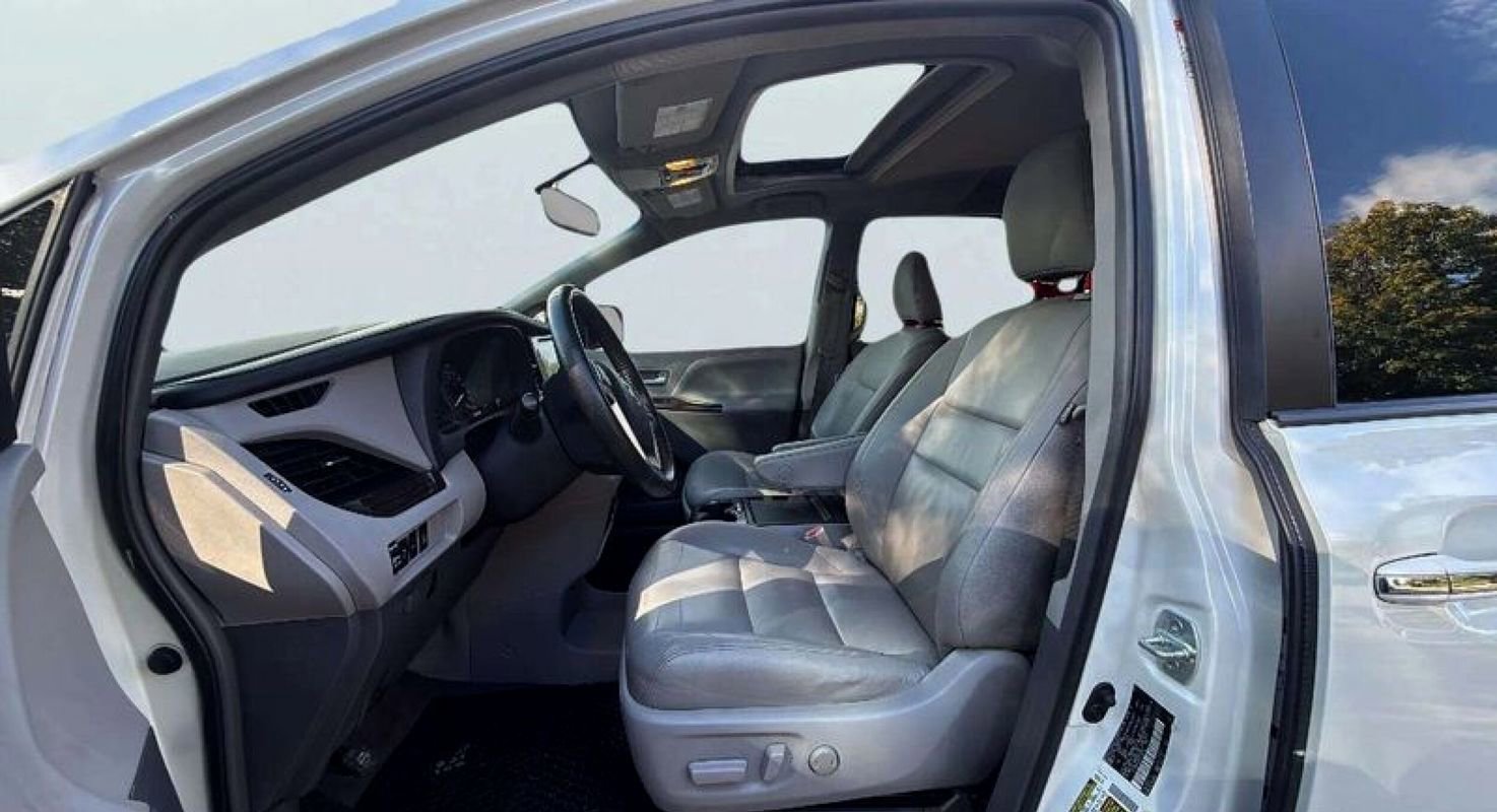 Used 2015 Toyota Sienna XLE image 16