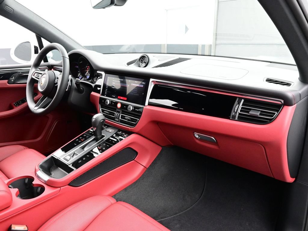 Certified 2026 Porsche Macan AWD/4WD image 19