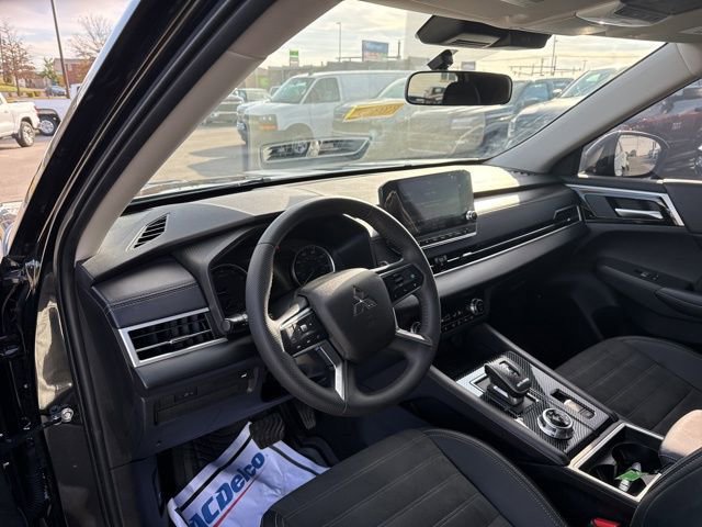 Used 2024 Mitsubishi Outlander SE Black Edition image 11