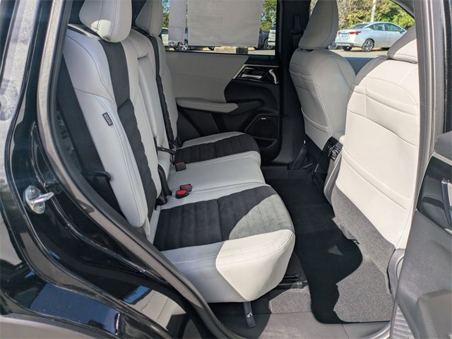 New 2025 Mitsubishi Outlander SE image 31