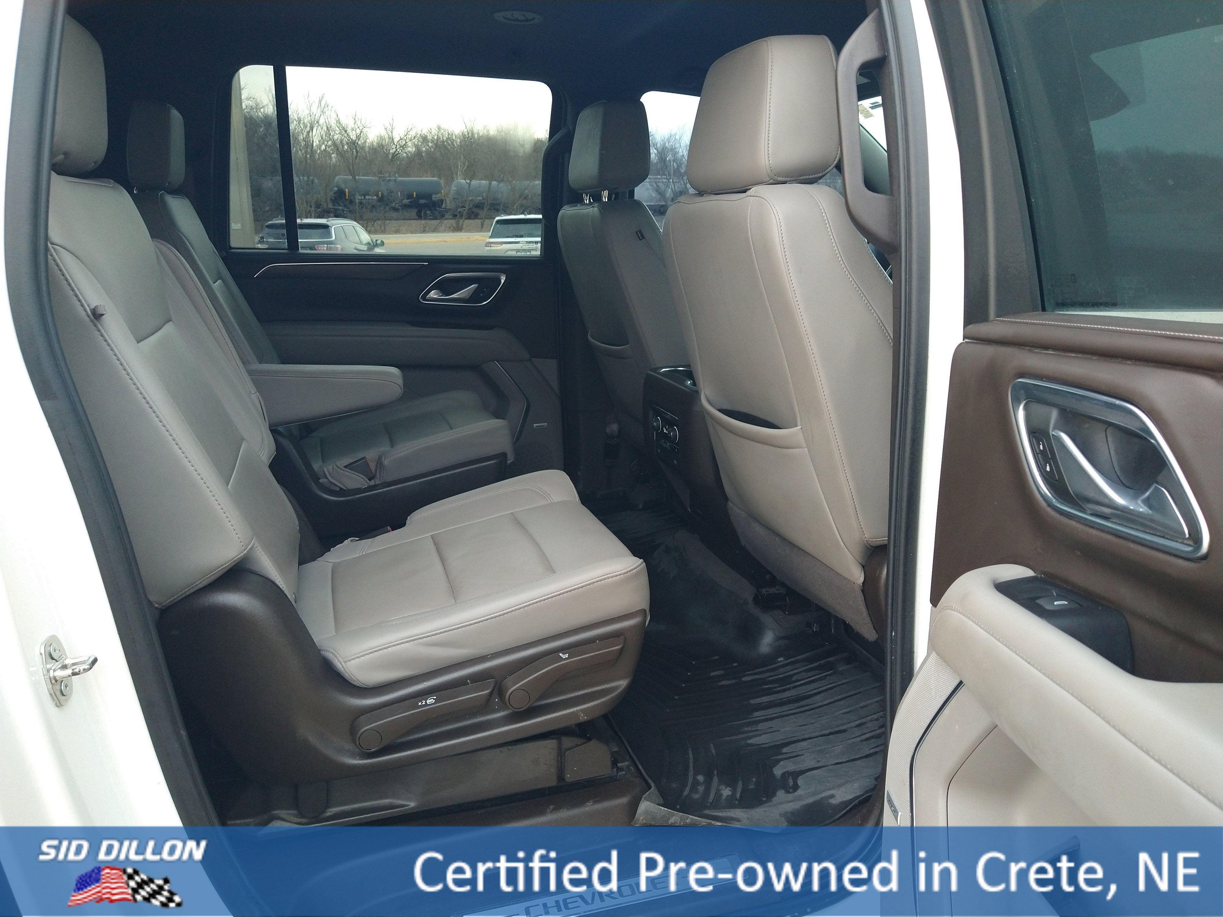 Used 2023 Chevrolet Suburban LT w/ Luxury Package image 5