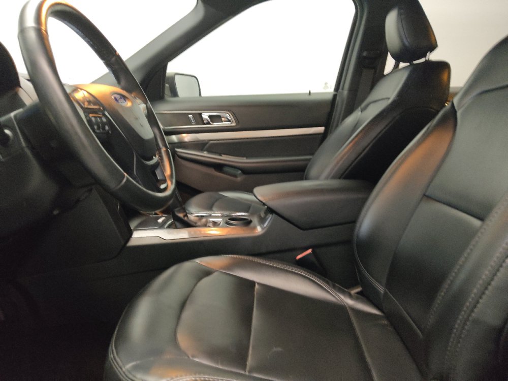Used 2019 Ford Explorer XLT w/ Equipment Group 202A FWD image 17